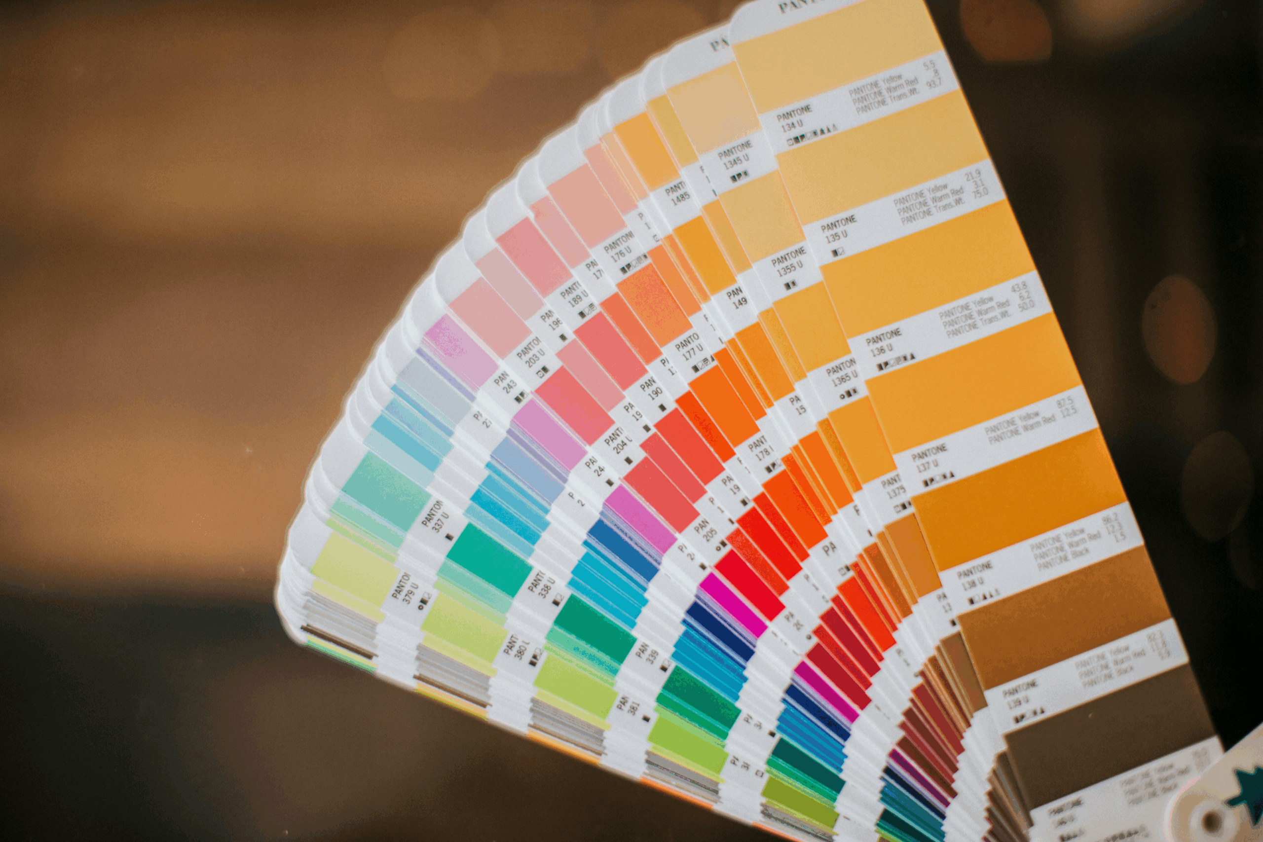 ตัวอย่างแถบสี Pantone สำหรับเลือกและแมตช์สีแบรนด์ให้ตรงตาม CI