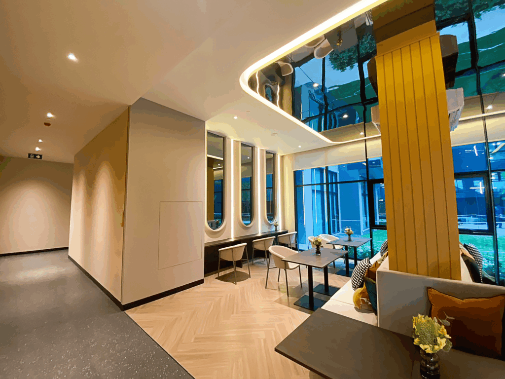 แสง Warm White 2,700–3,000K ให้บรรยากาศอบอุ่น เหมาะกับร้านอาหาร โรงแรม และคาเฟ่